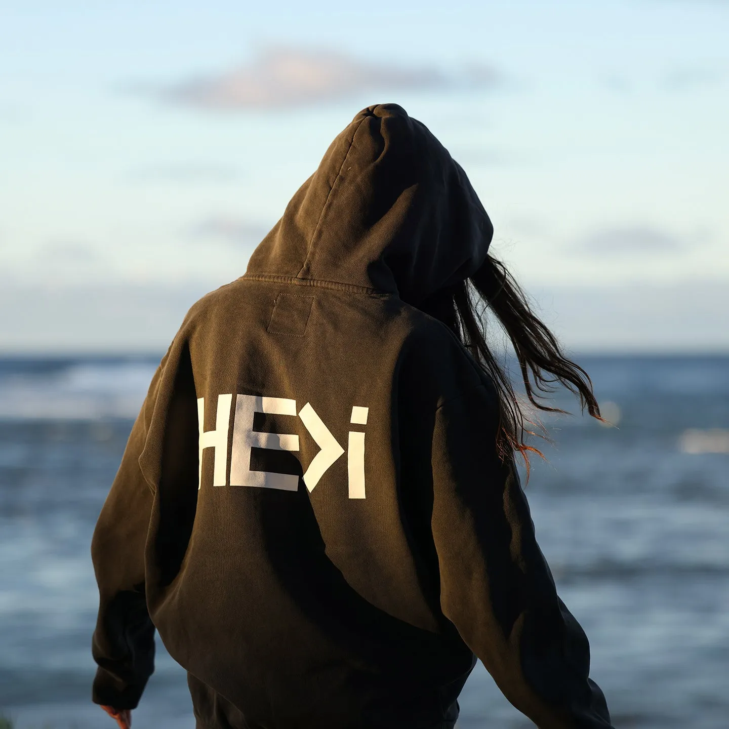 LOGO PULLOVER HOODIE IN PIGMENT BLACK